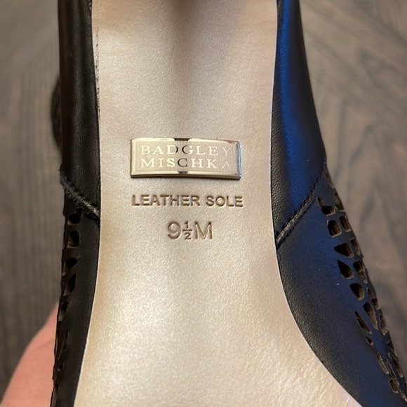 Badgley Mischka Black Laser Cut Booties Size 9.5 - Picture 10 of 10